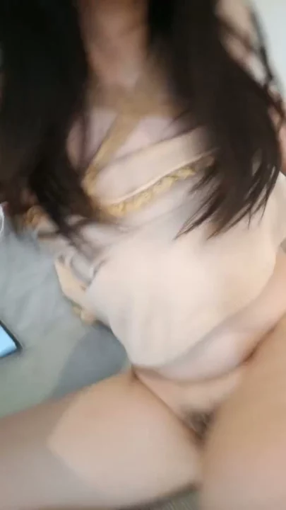 Screenshot 16 aus Chinesische Livestream-Schlampe fingert ihre nasse Muschi vor der Kamera — rote Lippen verführen