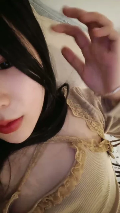 Screenshot 3 aus Chinesische Livestream-Schlampe fingert ihre nasse Muschi vor der Kamera — rote Lippen verführen