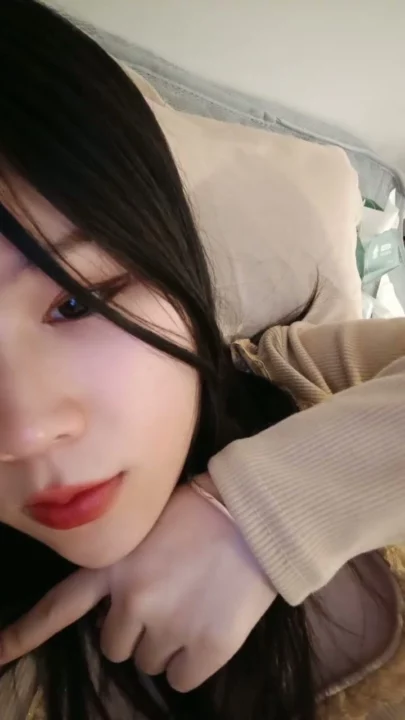 Screenshot 4 aus Chinesische Livestream-Schlampe fingert ihre nasse Muschi vor der Kamera — rote Lippen verführen