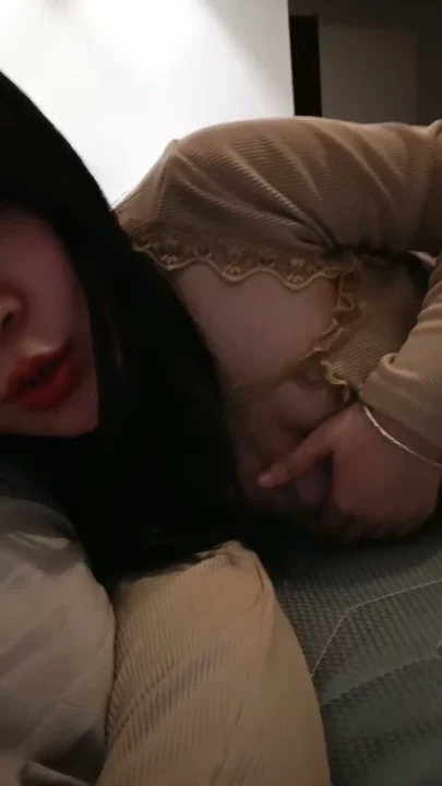 Screenshot 5 aus Chinesische Livestream-Schlampe fingert ihre nasse Muschi vor der Kamera — rote Lippen verführen
