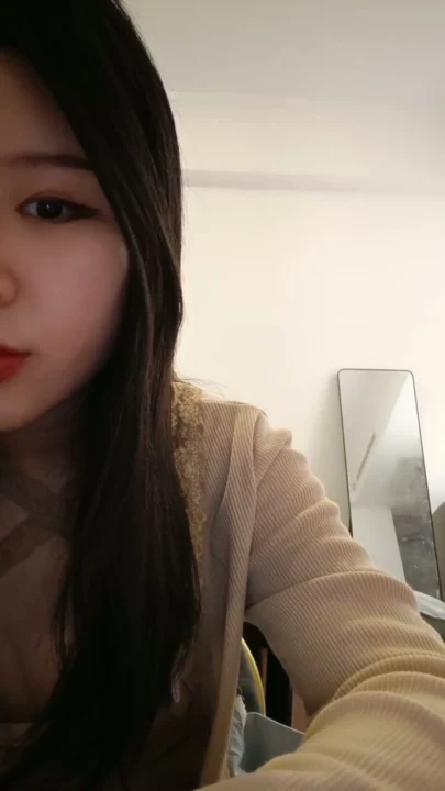 中国直播女郎镜头前湿滑自慰 — 红唇挑逗