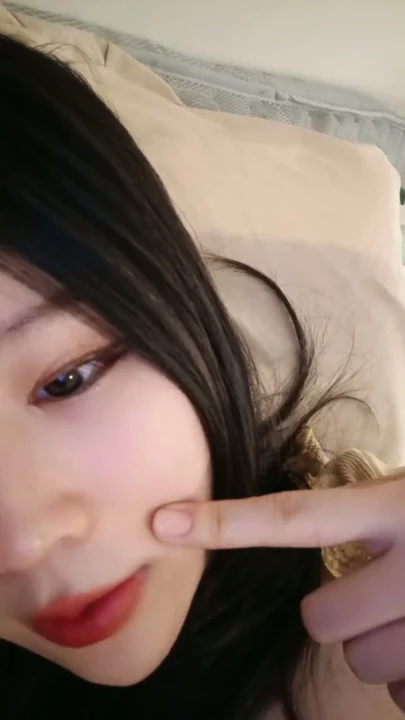 Screenshot 6 aus Chinesische Livestream-Schlampe fingert ihre nasse Muschi vor der Kamera — rote Lippen verführen