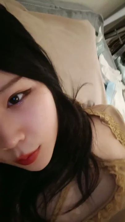 Screenshot 7 aus Chinesische Livestream-Schlampe fingert ihre nasse Muschi vor der Kamera — rote Lippen verführen