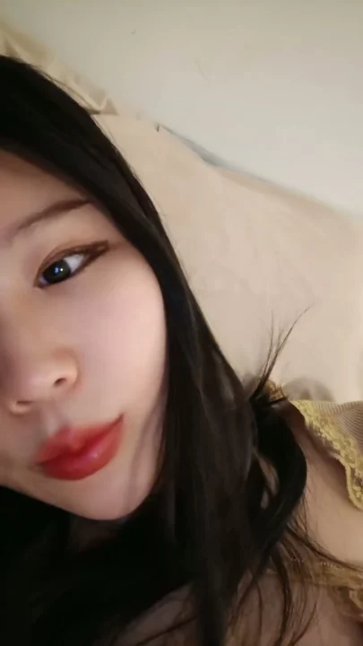 Screenshot 8 aus Chinesische Livestream-Schlampe fingert ihre nasse Muschi vor der Kamera — rote Lippen verführen