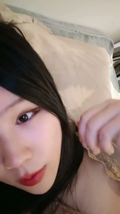 Screenshot 9 aus Chinesische Livestream-Schlampe fingert ihre nasse Muschi vor der Kamera — rote Lippen verführen