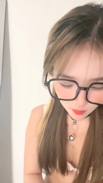 Screenshot 2 from Cô Gái Trung Quốc Livestream Dùng Tay Sờ Lồn Ướt Trên Cam