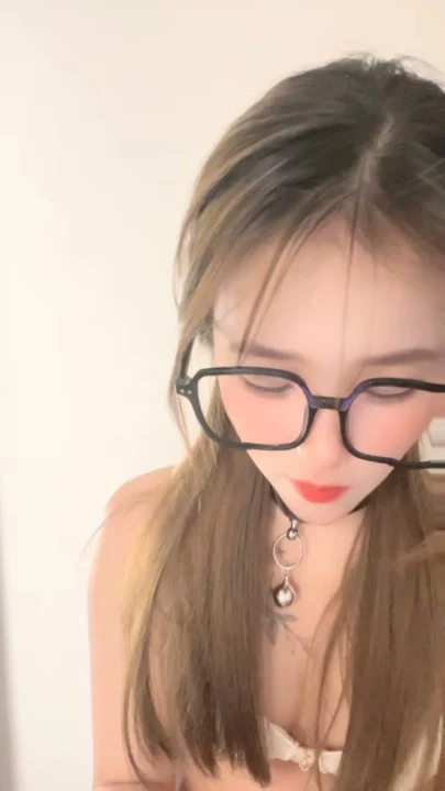 Screenshot 3 from Cô Gái Trung Quốc Livestream Dùng Tay Sờ Lồn Ướt Trên Cam