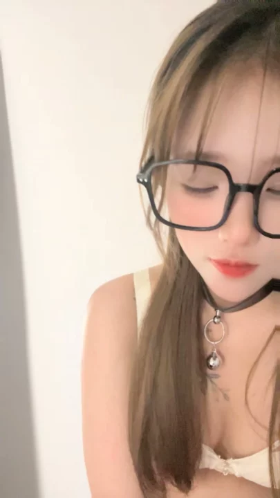Screenshot 4 from Cô Gái Trung Quốc Livestream Dùng Tay Sờ Lồn Ướt Trên Cam