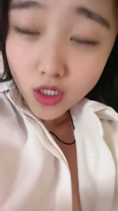 Chinese Livestream Slut Fingers Wet Pussy on Cam — Xueer Amateur POV のスクリーンショット 2