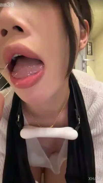 Screenshot 3 from Chinese Livestream Slut Fingers Wet Pussy with Dildo — Petite Beauty in Stockings