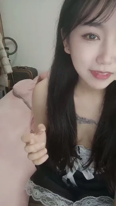 Screenshot 11 from Gata da Transmissão ao Vivo Chinesa de Meias Pretas — POV em Roupa de Empregada com Vibrador