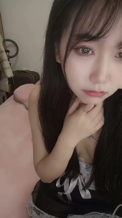 Screenshot 14 from Gata da Transmissão ao Vivo Chinesa de Meias Pretas — POV em Roupa de Empregada com Vibrador