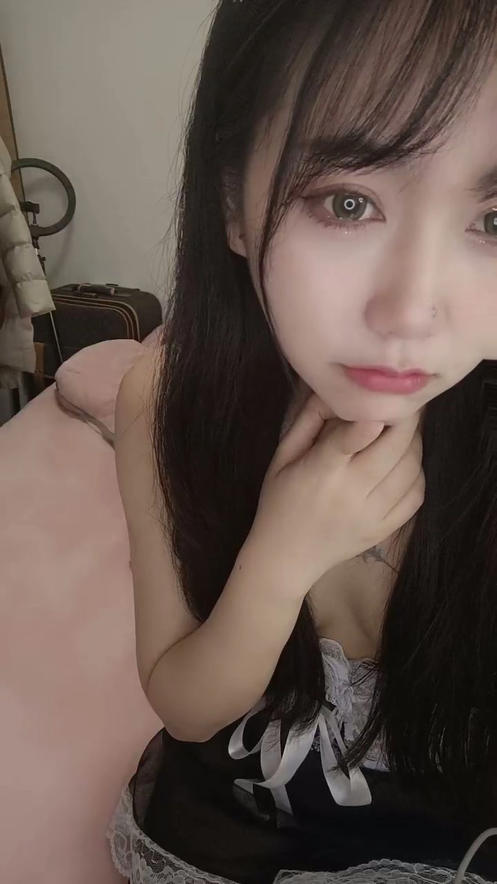 Play video: Gata da Transmissão ao Vivo Chinesa de Meias Pretas — POV em Roupa de Empregada com Vibrador