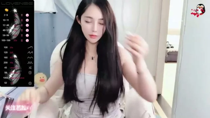 Screenshot 19 aus Chinesische Livestream-Schlampe fickt ihre Muschi mit Dildo und spritzt ununterbrochen