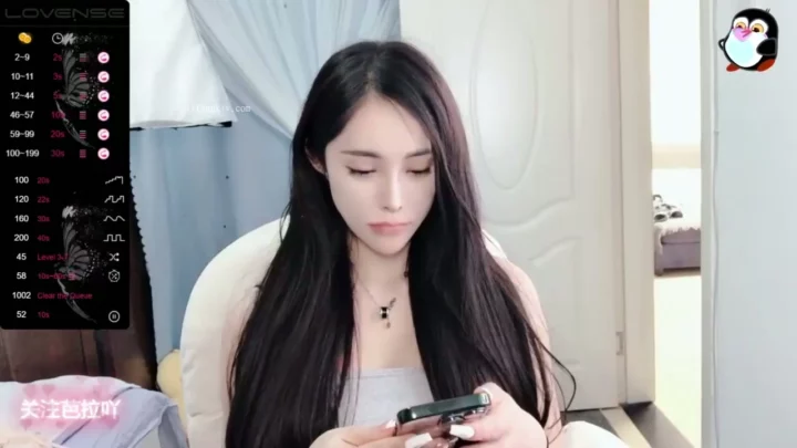 Screenshot 20 aus Chinesische Livestream-Schlampe fickt ihre Muschi mit Dildo und spritzt ununterbrochen