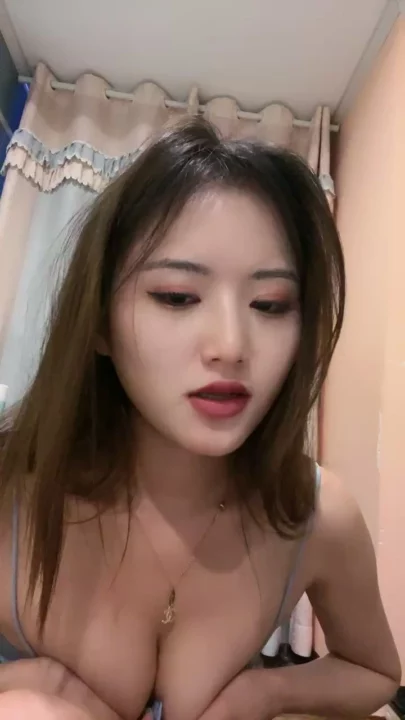 Screenshot 9 aus Chinesische Livestream-Schlampe fickt sich ihre Muschi mit Dildo in Dessous