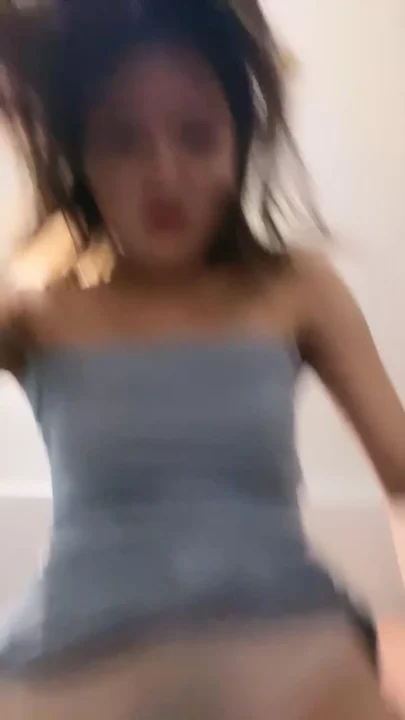 Screenshot 13 aus Chinesische Livestream-Schlampe fickt sich ihre Muschi mit Dildo in Dessous