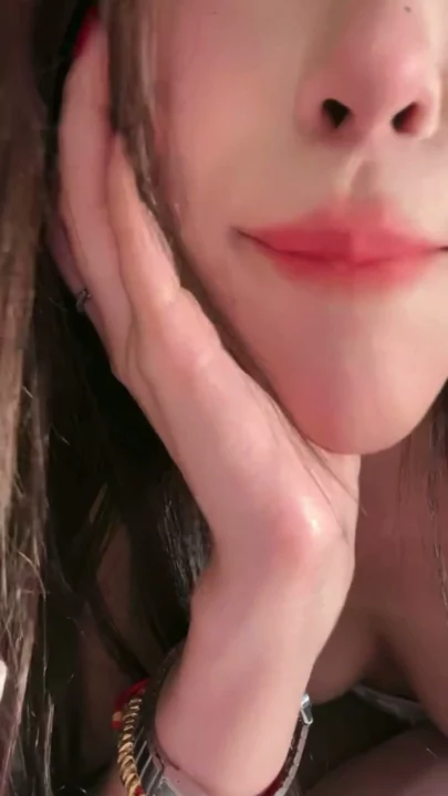 Screenshot 12 from Gái Phát Trực Tiếp Trung Quốc Khoe Vếu Khủng Mặc Nội Y — Lộ Clip POV Yiyi