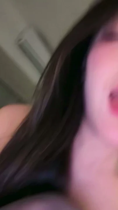 Screenshot 14 from Gái Phát Trực Tiếp Trung Quốc Khoe Vếu Khủng Mặc Nội Y — Lộ Clip POV Yiyi