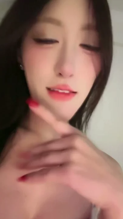 Screenshot 7 from Gái Phát Trực Tiếp Trung Quốc Khoe Vếu Khủng Mặc Nội Y — Lộ Clip POV Yiyi