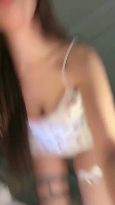 Screenshot 8 from Gái Phát Trực Tiếp Trung Quốc Khoe Vếu Khủng Mặc Nội Y — Lộ Clip POV Yiyi