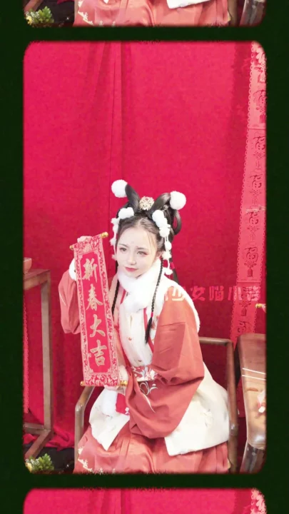 Screenshot 2 aus Chinesisches Neujahrs-Livestream-Leak — Vivi breitet die Beine für POV-Creampie in rotem Hanfu