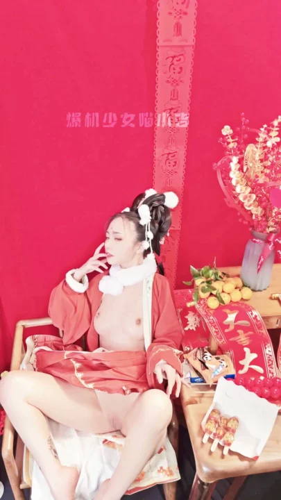 Screenshot 15 aus Chinesisches Neujahrs-Livestream-Leak — Vivi breitet die Beine für POV-Creampie in rotem Hanfu