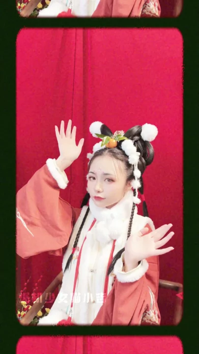 Screenshot 3 aus Chinesisches Neujahrs-Livestream-Leak — Vivi breitet die Beine für POV-Creampie in rotem Hanfu