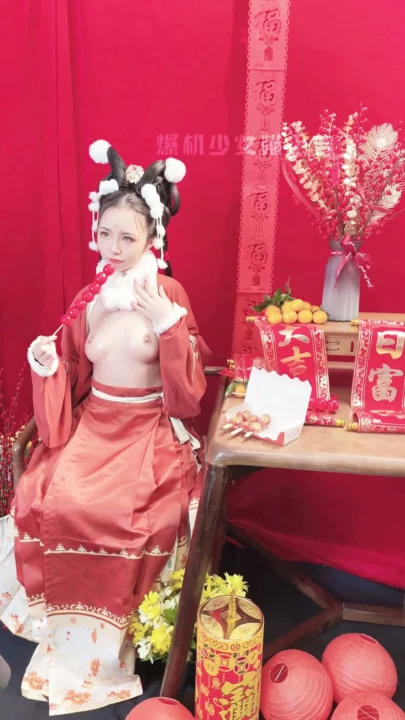 Screenshot 1 aus Chinesisches Neujahrs-Livestream-Leak — Vivi breitet die Beine für POV-Creampie in rotem Hanfu