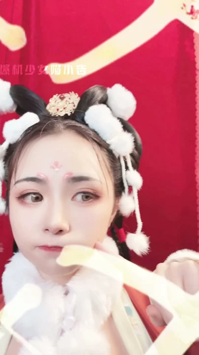 Screenshot 8 aus Chinesisches Neujahrs-Livestream-Leak — Vivi breitet die Beine für POV-Creampie in rotem Hanfu