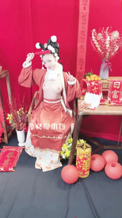Screenshot 9 aus Chinesisches Neujahrs-Livestream-Leak — Vivi breitet die Beine für POV-Creampie in rotem Hanfu