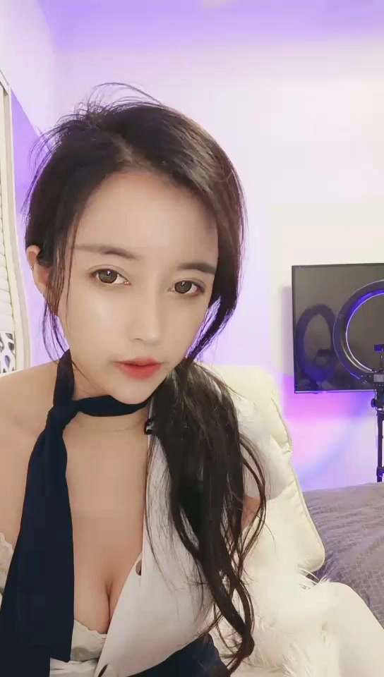 Play video: Amateur Crème dans la Chatte — Intimité Visage Découvert en Uniforme d'Étudiante