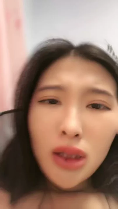 Screenshot 11 aus Chinesische POV Amateur — Petite Schönheit fingert sich mit Toy in Dessous