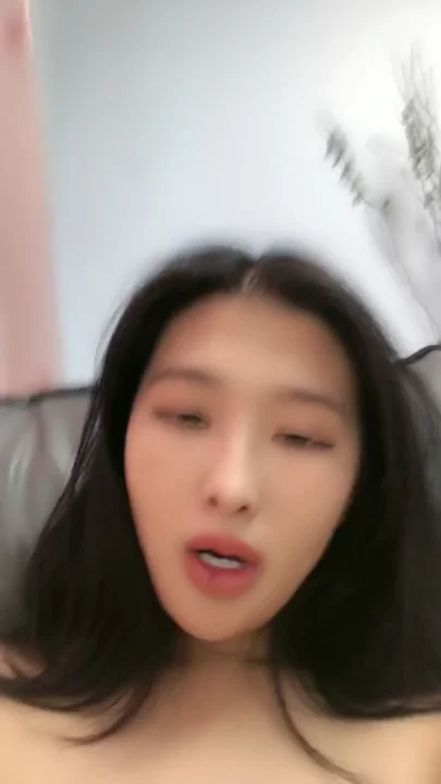 Screenshot 12 aus Chinesische POV Amateur — Petite Schönheit fingert sich mit Toy in Dessous