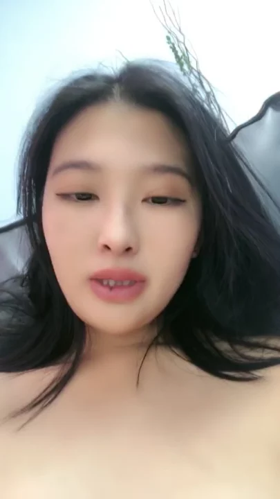 Screenshot 16 aus Chinesische POV Amateur — Petite Schönheit fingert sich mit Toy in Dessous