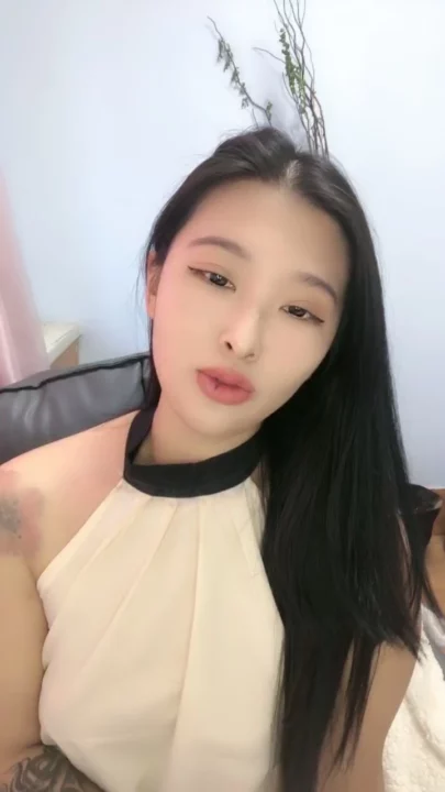 中国视角业余作品 — 小巧美女穿内衣用玩具自慰