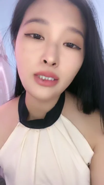 Screenshot 6 aus Chinesische POV Amateur — Petite Schönheit fingert sich mit Toy in Dessous
