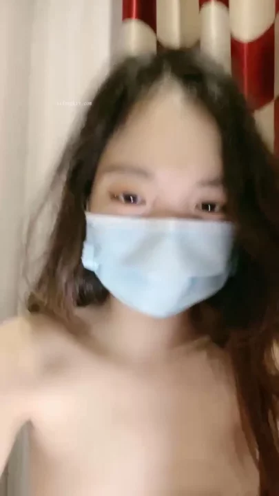 Screenshot 12 aus Chinesische Amateur-POV — Rasierte Muschi mit Dildo und Maske befummelt