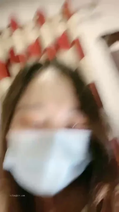 Screenshot 9 aus Chinesische Amateur-POV — Rasierte Muschi mit Dildo und Maske befummelt