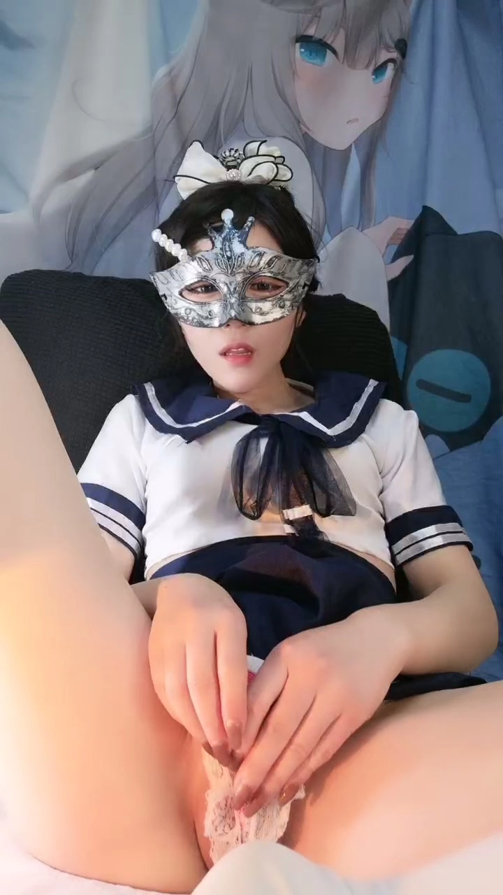 Play video: Écolière chinoise en uniforme — Chatte rasée solo avec gode et bandeau