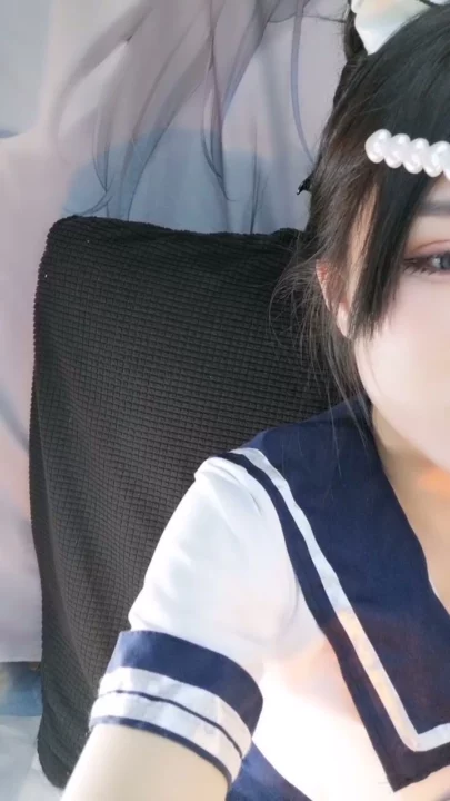 Screenshot 1 from Écolière chinoise en uniforme — Chatte rasée solo avec gode et bandeau