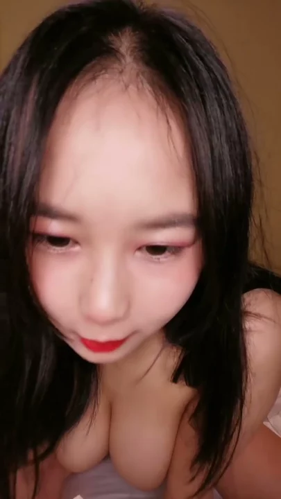 Screenshot 10 from Fellation solo chinoise — Fille aux lunettes mouille sa chatte devant cam