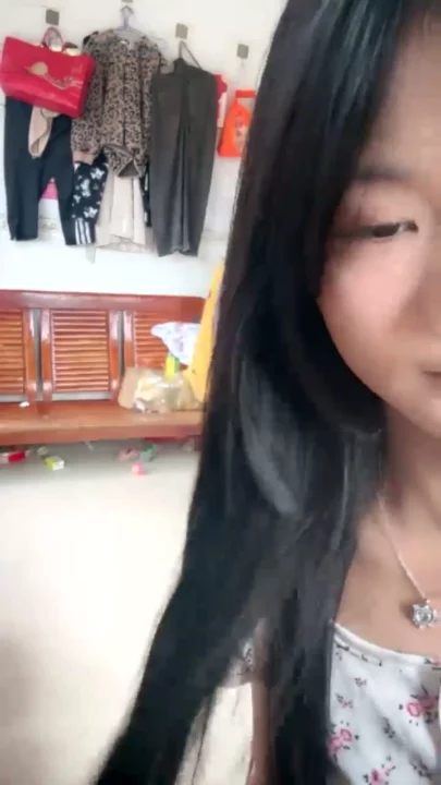 Screenshot 11 aus Chinesische Solo-Masturbation im Garten — Amateur mit Gesicht und Cartoon-Oberteilen