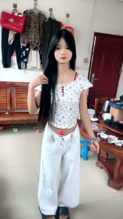 Screenshot 12 aus Chinesische Solo-Masturbation im Garten — Amateur mit Gesicht und Cartoon-Oberteilen