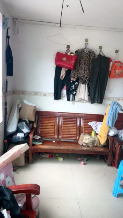 Screenshot 13 aus Chinesische Solo-Masturbation im Garten — Amateur mit Gesicht und Cartoon-Oberteilen
