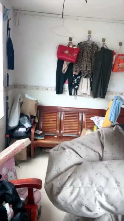 Screenshot 14 aus Chinesische Solo-Masturbation im Garten — Amateur mit Gesicht und Cartoon-Oberteilen