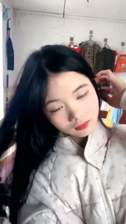 Screenshot 15 aus Chinesische Solo-Masturbation im Garten — Amateur mit Gesicht und Cartoon-Oberteilen