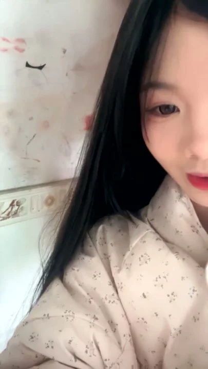 Screenshot 16 aus Chinesische Solo-Masturbation im Garten — Amateur mit Gesicht und Cartoon-Oberteilen
