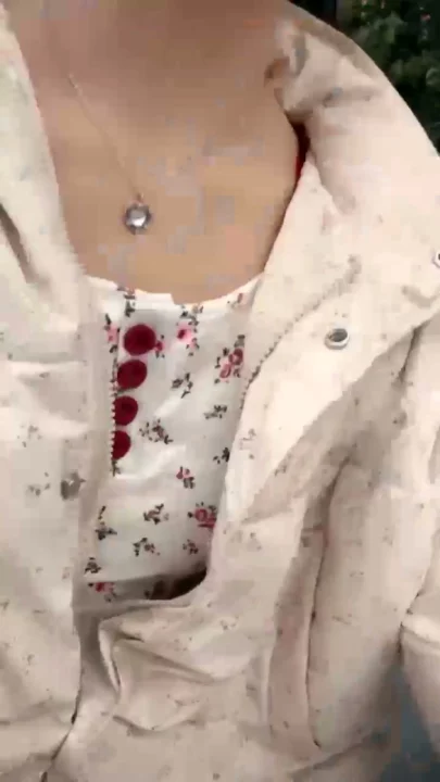 Screenshot 19 aus Chinesische Solo-Masturbation im Garten — Amateur mit Gesicht und Cartoon-Oberteilen