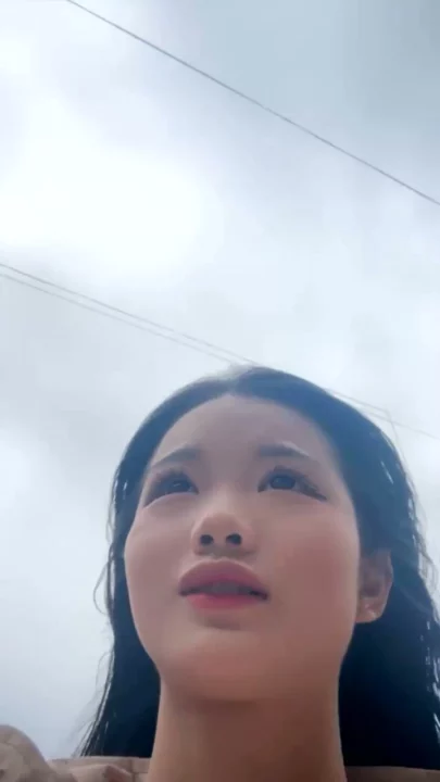 Screenshot 20 aus Chinesische Solo-Masturbation im Garten — Amateur mit Gesicht und Cartoon-Oberteilen